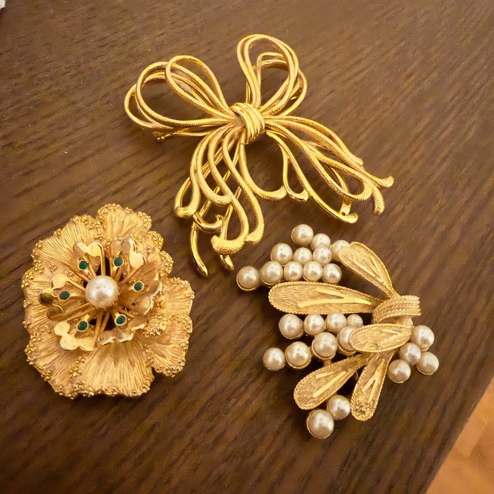Monet &Sarah concentrate Elegant Gold and Pearl Brooch Set